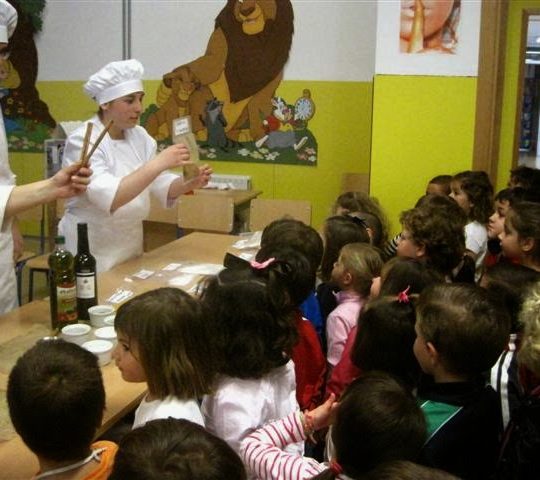 Actividad del alumnado de Cocina en el CEIP Al-Yussana