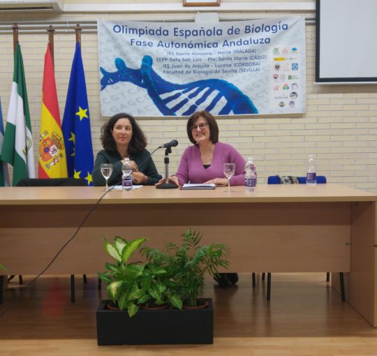 La escritora Yaiza Martínez imparte una conferencia sobre Carmen de Burgos "Colombine"